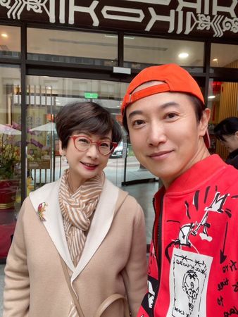 ▲葉樹姍(右起)呂校長與陳鴻。（圖／陳鴻提供）