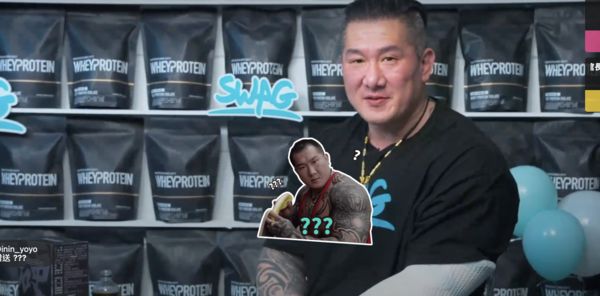 ▲▼館長SWAG處女秀和兩位女優互動 。（圖／翻攝自SWAG）