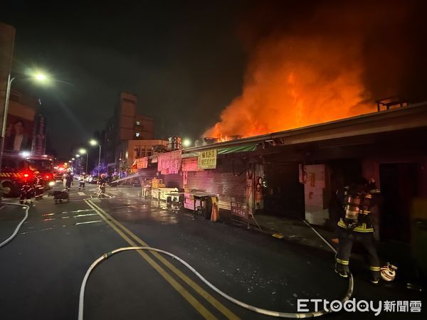 ▲▼台中第五市場深夜火警。（圖／記者游瓊華翻攝）