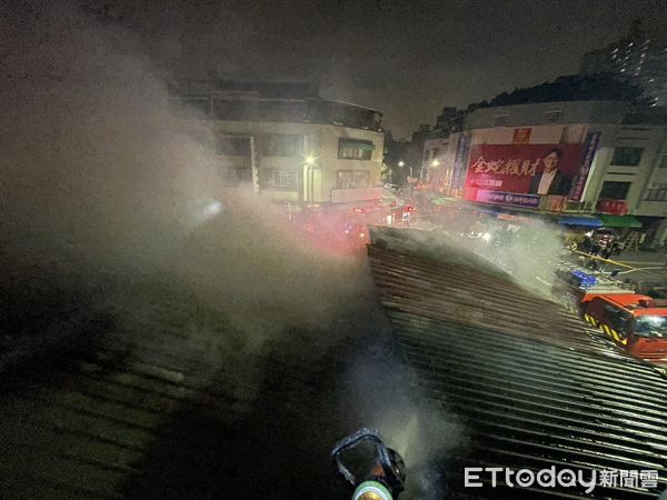 ▲▼台中第五市場深夜火警。（圖／記者游瓊華翻攝）