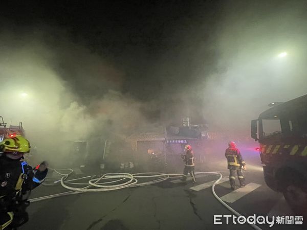 ▲▼台中第五市場深夜火警。（圖／記者游瓊華翻攝）