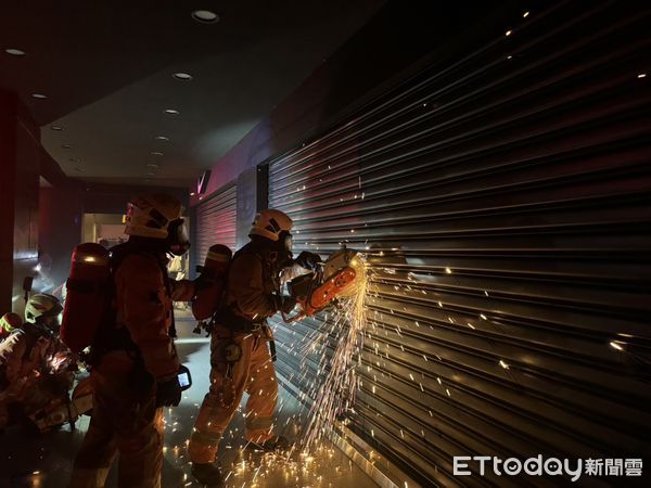 新竹市東區中正路靠近東門圓環的運動商場今晨發生火警。（圖／記者楊永盛翻攝）