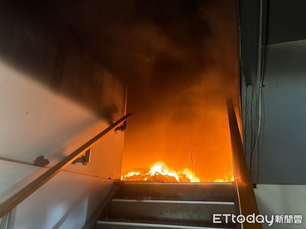 新竹市東區中正路靠近東門圓環的運動商場今晨發生火警。（圖／記者楊永盛翻攝）