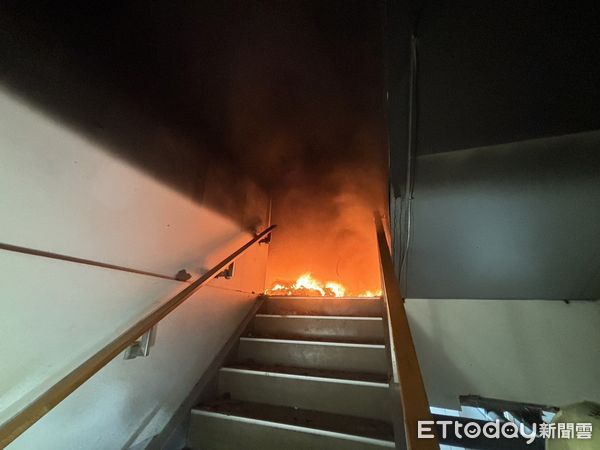 新竹市東區中正路靠近東門圓環的運動商場今晨發生火警。（圖／記者楊永盛翻攝）