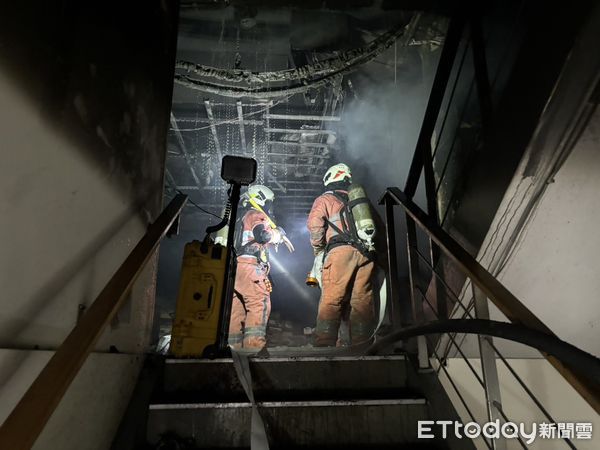 新竹市東區中正路靠近東門圓環的運動商場今晨發生火警。（圖／記者楊永盛翻攝）