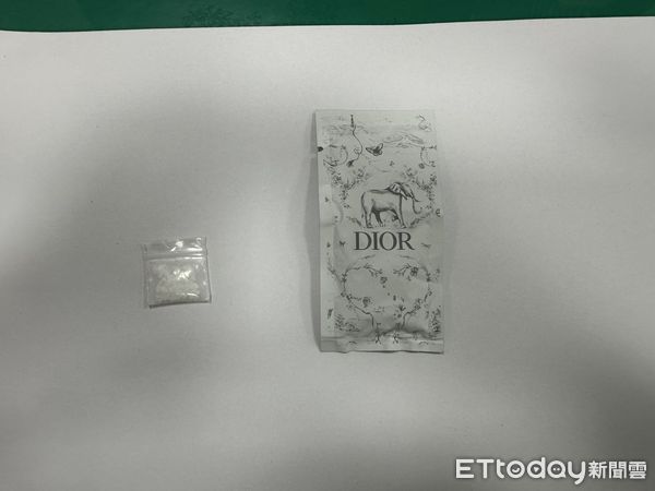 ▲▼1對逾期居留的越南籍情侶在派出所旁買菜，被鷹眼員警一眼揪出。（圖／民眾提供，下同）