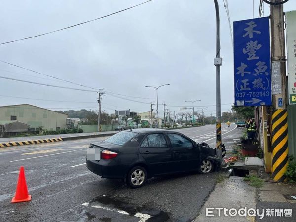▲苗栗通霄徐姓男子酒駕撞上停等紅燈機車，騎士因無照害怕吃罰單，立刻離開現場。（圖／記者楊永盛翻攝）
