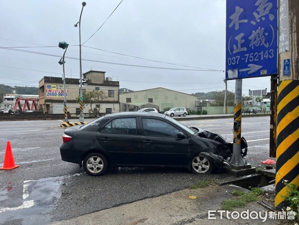 ▲苗栗通霄徐姓男子酒駕撞上停等紅燈機車，騎士因無照害怕吃罰單，立刻離開現場。（圖／記者楊永盛翻攝）