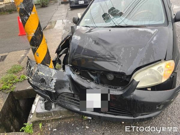 ▲苗栗通霄徐姓男子酒駕撞上停等紅燈機車，騎士因無照害怕吃罰單，立刻離開現場。（圖／記者楊永盛翻攝）