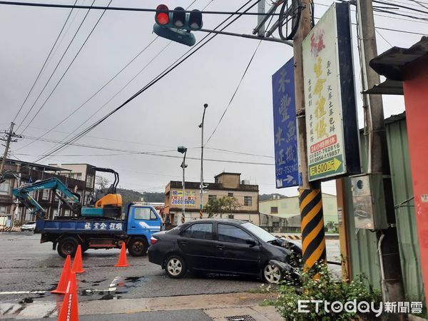 ▲苗栗通霄徐姓男子酒駕撞上停等紅燈機車，騎士因無照害怕吃罰單，立刻離開現場。（圖／記者楊永盛翻攝）
