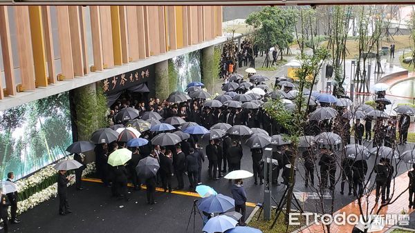 ▲▼竹聯幫幫主黃少岑告別式，現場黑色傘海，警方查獲詐欺通緝犯。（圖／記者黃彥傑攝）