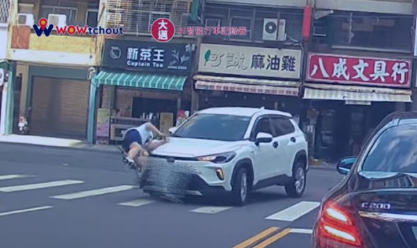 ▲▼三民二車禍             。（圖／翻攝自YouTube「WoWtchout-地圖型行車影像分享平台」）