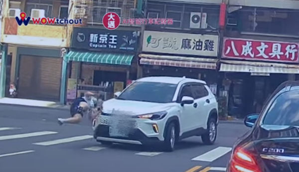 ▲▼三民二車禍             。（圖／翻攝自YouTube「WoWtchout-地圖型行車影像分享平台」）