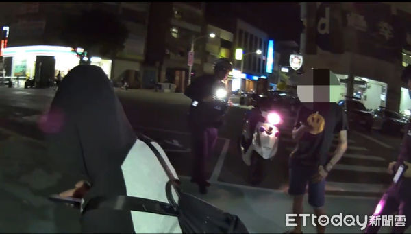 ▲一名42歲印尼籍女子與友人前往旗津找男友，被員警發現刻意壓低帽沿，此舉引起警方注意，上前攔查，確認該女子為失聯移工，依法帶回並移送移民署專勤隊偵辦。（圖／記者吳世龍翻攝）