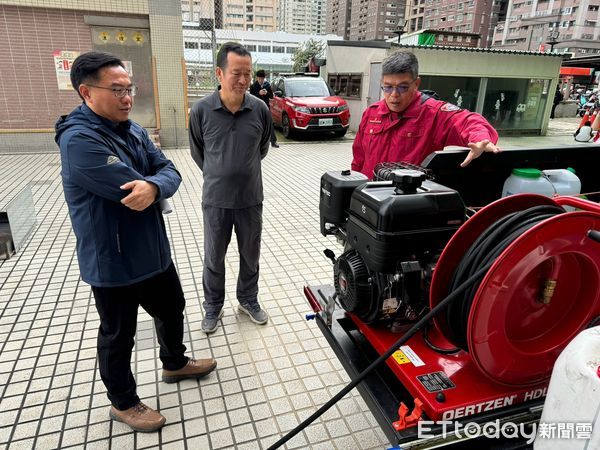 ▲金門縣消防局6日由副局長陳國瑋率員，前往台南市消防局拜訪，由消防局展示全國首創研發之幫浦消防車，體現消防工作不分區域，一同追求成長與卓越的打火兄弟情誼。（圖／記者林東良翻攝，下同）