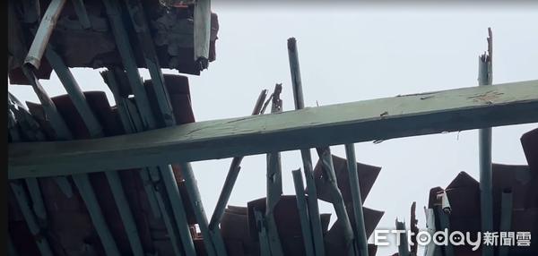 ▲目前台南楠西災區尚有不少受災戶自0121震災後，就一直在住處外搭帳篷居住，受災戶王輝林先生表示，因原有住處受震損而無法居住，但又不想離開前往他處居住，所以才會在外搭帳篷。（圖／記者林東良翻攝，下同）