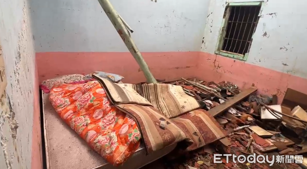 ▲目前台南楠西災區尚有不少受災戶自0121震災後，就一直在住處外搭帳篷居住，受災戶王輝林先生表示，因原有住處受震損而無法居住，但又不想離開前往他處居住，所以才會在外搭帳篷。（圖／記者林東良翻攝，下同）