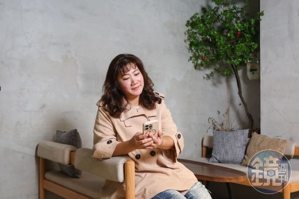 臉書「女孩向錢進$」版主張Ceci，退休後仍維持天天閱讀財經新聞習慣。