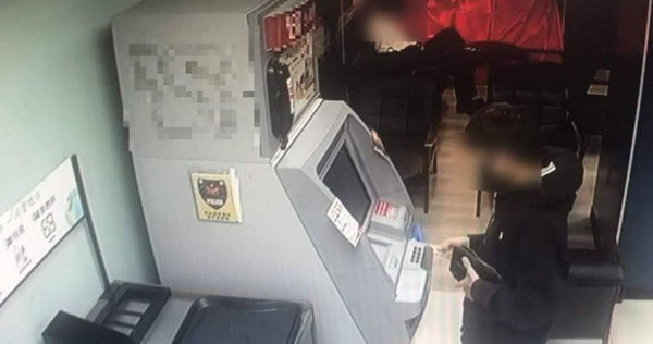 詐騙車手常使用ATM領取贓款，警方因而時常需要向銀行索取ATM編號以追蹤犯嫌行蹤，如今卻發生多起烏龍案件，增加打詐困難。（示意圖，與本案無關／翻攝畫面）