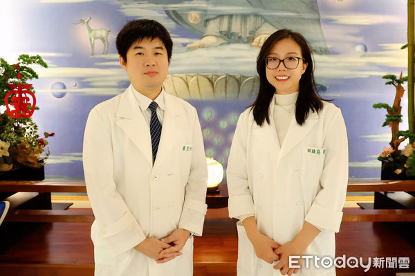 ▲婦產部醫師田謹慈（右）與中醫部醫師盧昱竹（左）分享孕期不適與婦科疾病的中西醫合療經驗，協助孕婦以最舒適的狀態迎接新生命。（圖／慈濟醫學中心提供）