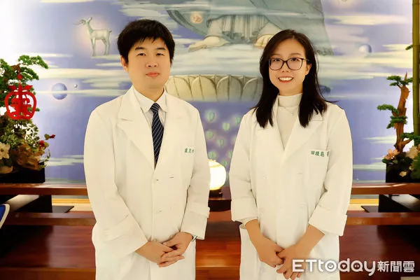 ▲婦產部醫師田謹慈（右）與中醫部醫師盧昱竹（左）分享孕期不適與婦科疾病的中西醫合療經驗，協助孕婦以最舒適的狀態迎接新生命。（圖／慈濟醫學中心提供）