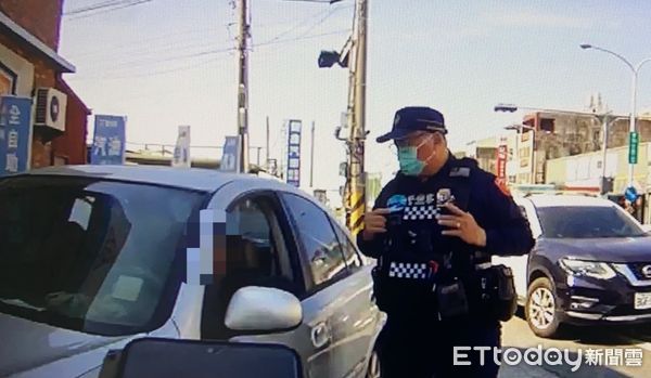 ▲屏東警分局大同派出所副所長蔡建偉及警員王建智助羅男就醫並關心狀況          。（圖／記者陳崑福翻攝）