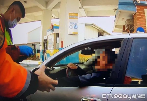 ▲屏東警分局大同派出所副所長蔡建偉及警員王建智助羅男就醫並關心狀況          。（圖／記者陳崑福翻攝）