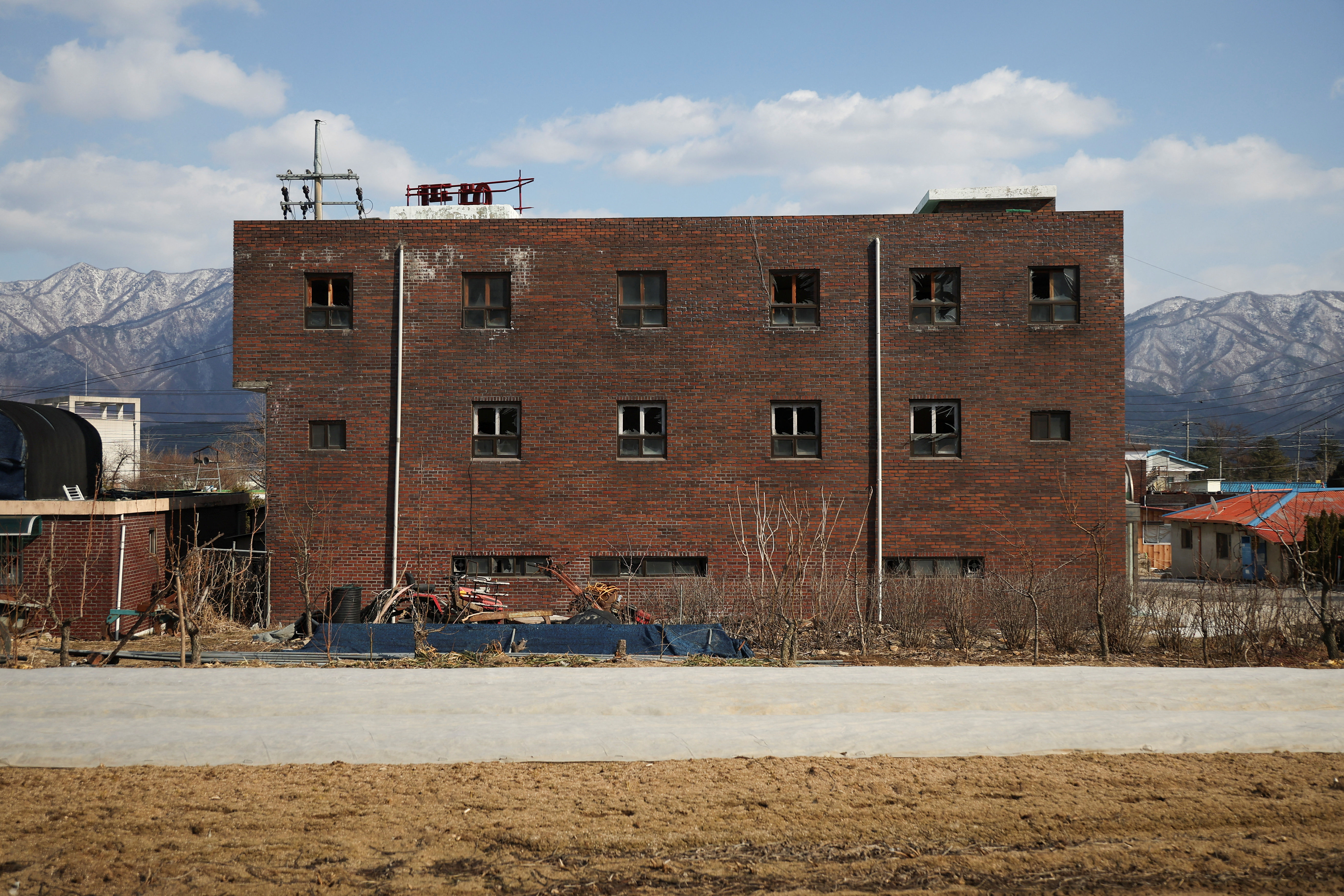 ▲▼南韓京畿道抱川市，6日美韓聯合軍演實彈射擊，2架空軍KF-16戰鬥機發砲誤擊，波及民宅與教堂等8棟建築物。（圖／路透）