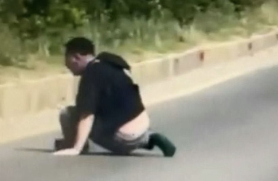 ▲陸籍男子被騙至柬埔寨遭綁架，奮力搏鬥後跳車逃生。（圖／翻攝柬中時報）