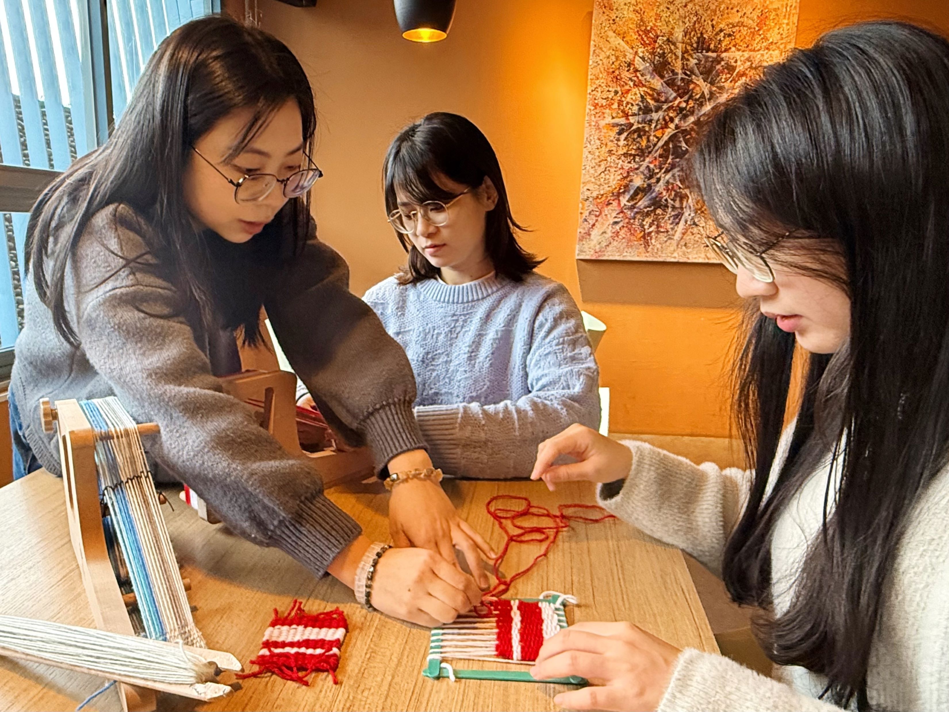 ▲冰棒棍變織布機！新北十三行博物館限定手作。（圖／新北市立十三行博物館提供）