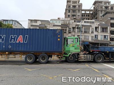 台中向上路長下坡又出事!曳引車撞貨櫃車 「臉貼屁股」畫面曝
