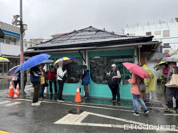 ▲遊程首先新城聚落由解說員帶領大家緩步慢行新城老街，深度認識這個鄰近太魯閣的社區。（圖／太管處提供，下同）