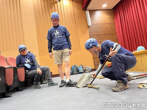 ▲遊程首先新城聚落由解說員帶領大家緩步慢行新城老街，深度認識這個鄰近太魯閣的社區。（圖／太管處提供，下同）