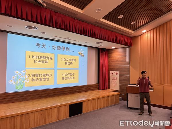 ▲遊程首先新城聚落由解說員帶領大家緩步慢行新城老街，深度認識這個鄰近太魯閣的社區。（圖／太管處提供，下同）