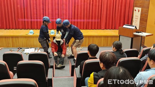 ▲遊程首先新城聚落由解說員帶領大家緩步慢行新城老街，深度認識這個鄰近太魯閣的社區。（圖／太管處提供，下同）