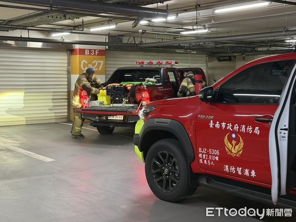 ▲為因應電動車事故頻傳，提升火災應變能力，台南市消防局第七大隊6日與新光三越台南新天地，攜手辦理電動車火災搶救演練。（圖／記者林東良翻攝，下同）