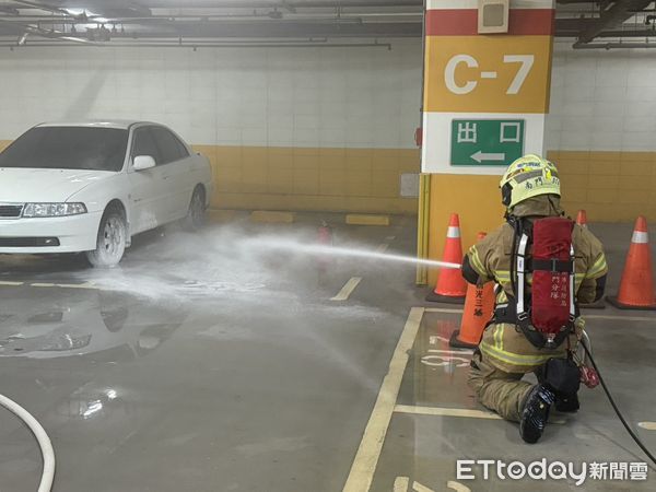 ▲為因應電動車事故頻傳，提升火災應變能力，台南市消防局第七大隊6日與新光三越台南新天地，攜手辦理電動車火災搶救演練。（圖／記者林東良翻攝，下同）