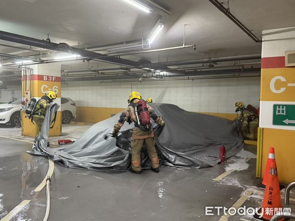 ▲為因應電動車事故頻傳，提升火災應變能力，台南市消防局第七大隊6日與新光三越台南新天地，攜手辦理電動車火災搶救演練。（圖／記者林東良翻攝，下同）
