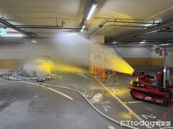 ▲為因應電動車事故頻傳，提升火災應變能力，台南市消防局第七大隊6日與新光三越台南新天地，攜手辦理電動車火災搶救演練。（圖／記者林東良翻攝，下同）