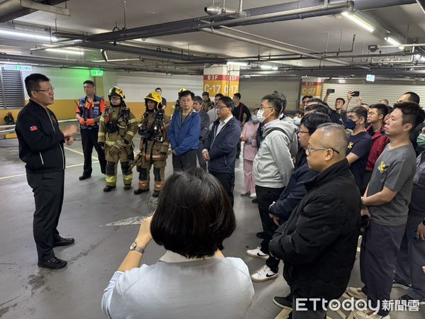 ▲為因應電動車事故頻傳，提升火災應變能力，台南市消防局第七大隊6日與新光三越台南新天地，攜手辦理電動車火災搶救演練。（圖／記者林東良翻攝，下同）