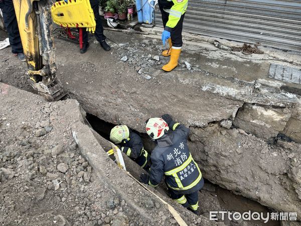 ▲▼新北樹林汙水道工程路面坍方，工人命危 。（圖／記者陳以昇翻攝）