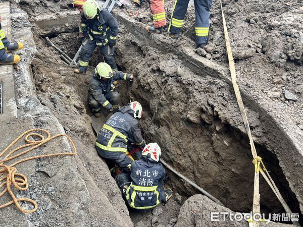 ▲▼新北樹林汙水道工程路面坍方，工人命危 。（圖／記者陳以昇翻攝）