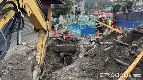 ▲▼新北樹林汙水道工程路面坍方，工人命危 。（圖／記者陳以昇攝）