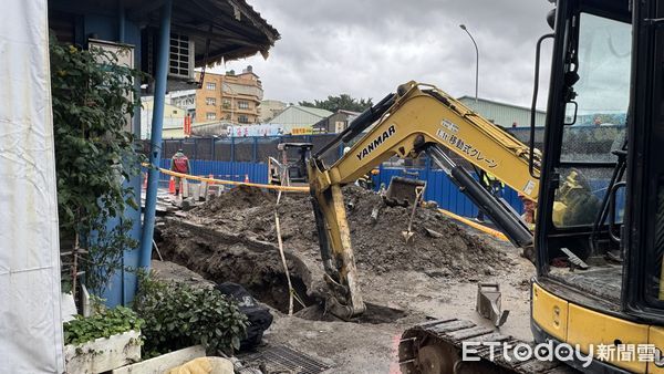 ▲▼新北樹林汙水道工程路面坍方，工人命危 。（圖／記者陳以昇攝）