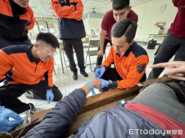 ▲台南市消防局第一救災救護大隊，特邀請柳營奇美醫院專科護理師杜忠洋，以臨床及到院前實務經驗分享及指導新進人員。（圖／記者林東良翻攝，下同）