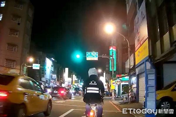 ▲所長則幫忙騎YouBike歸還。（圖／桃園警分局提供）