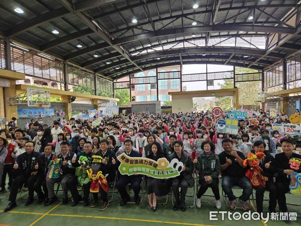 ▲台南市教育局與府城木偶劇團攜手合作辦理「健康促進校園巡迴宣導活動」，6日在新泰國小進行第100場演出並辦理百場紀念記者會及闖關活動。（圖／記者林東良翻攝，下同）