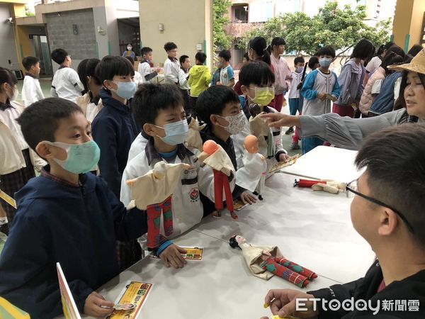 ▲台南市教育局與府城木偶劇團攜手合作辦理「健康促進校園巡迴宣導活動」，6日在新泰國小進行第100場演出並辦理百場紀念記者會及闖關活動。（圖／記者林東良翻攝，下同）