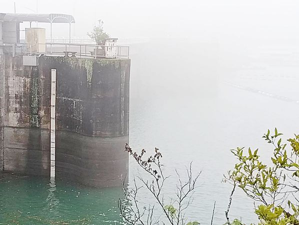 ▲鋒面南下連續大雷雨，石門水庫上游累計雨量98.2毫米，石門水庫大壩水位升至241.11公尺。（圖／北水分署提供）