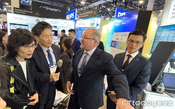 ▲成大醫院李經維院長率團參加全球知名且具影響力的健康醫療IT年度盛會「HIMSS 2025醫療資訊暨管理系統展會」，展示成大醫院鏈結AI技術與病歷大數據分析主題。（圖／記者林東良翻攝，下同）